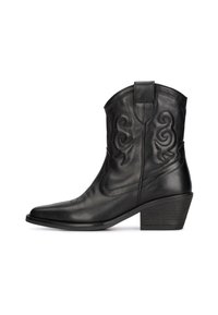 Botas de cowboy de piel negra con punteras puntiagudas, costuras decorativas, un tacón apilado y un diseño de cuello ligeramente curvado.