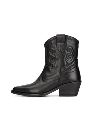 Bottes de cowboy en cuir noir avec des bouts pointus, des coutures décoratives, un talon empilé et un design de col légèrement courbé.