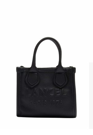 Sac à main en cuir noir avec logo embossé "LANCEL PARIS 1876" et deux poignées robustes, forme rectangulaire, design minimaliste.