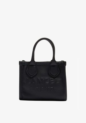 Sac à main en cuir noir avec logo embossé "LANCEL PARIS 1876" et deux poignées robustes, forme rectangulaire, design minimaliste.