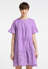 Lilla lagdækket kjole med korte flæseærmer, med en struktureret broderet kant og en glat liv med vandrette sømme.