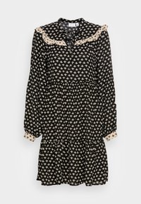 Robe noire avec motif floral crème, col à volants, manches longues et ourlet à étages. Fabriquée en tissu doux et léger.