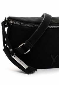 Borsa a tracolla nera con materiale texturizzato, zip argentata, tracolla regolabile e un pon-pon decorativo con un'etichetta di branding attaccata.