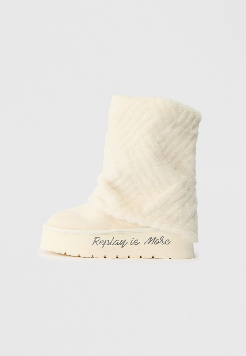 Baltas samta plūsto zābaks ar teksturētu, quilted dizainu un biezu zoli. Sānā ir teksts "Replay ir vairāk" kursīvā fontā.