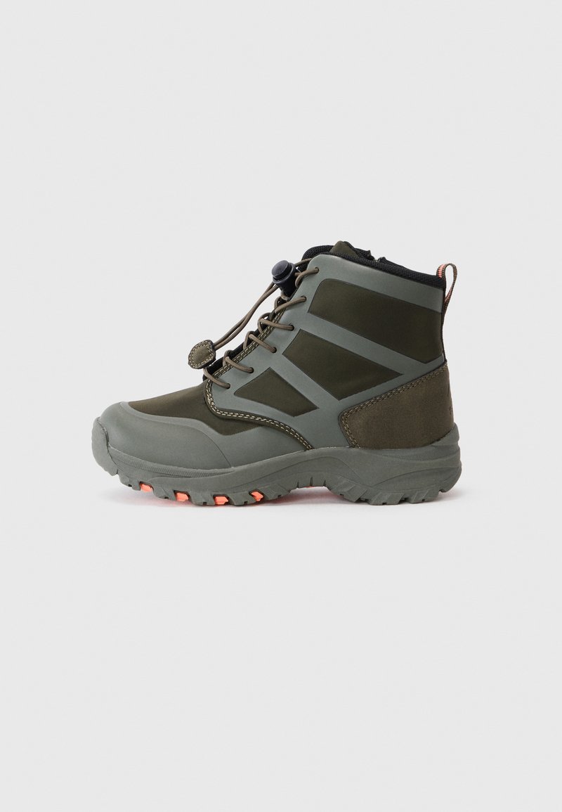 Botte mi-haute verte avec une semelle en caoutchouc texturée, système de laçage et accents orange sur la semelle. Caractéristiques : tige synthétique et col rembourré.