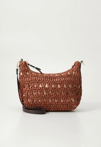 Brązowa pleciona torebka o teksturowanym, ażurowym wzorze; posiada czarny pasek i subtelne akcenty metalowe dla nowoczesnego wyglądu.