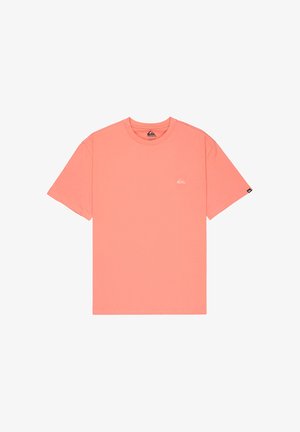 Koralfarvet bomulds-T-shirt med rund hals, korte ærmer og et diskret hvidt logo på brystet. Har en afslappet pasform og glat tekstur.