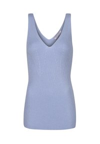 Lichtblauw geribbelde tanktop met V-hals en brede bandjes; aangesloten ontwerp benadrukt de vorm; zachte textuur zonder patronen of versieringen.