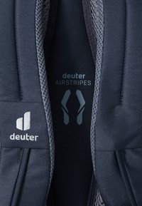 Rucsacul Deuter are un sistem de spate Airstripes cu un material de culoare albastră închisă, detalii din plasă și accente cu logo de culoare gri deschis. Design durabil și respirabil.