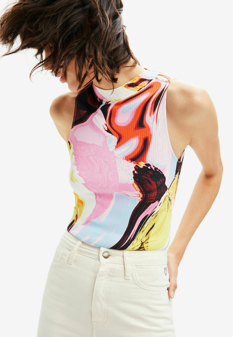 Kleurige, geribbelde tanktop met een abstract patroon in tinten roze, rood, geel en zwart. Sluit nauw aan en heeft een hoge hals.