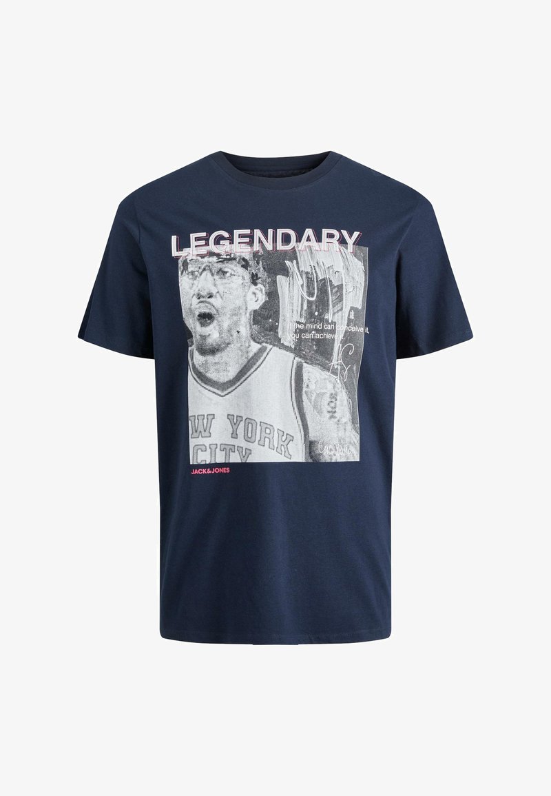 T-shirt en coton bleu marine présentant une impression graphique d'un joueur de basketball avec le texte « LÉGENDAIRE » et « NEW YORK CITY » en couleurs contrastantes.