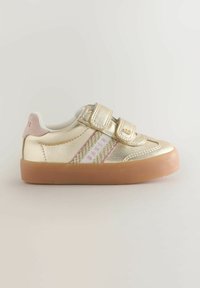 Lasten metallinhohtoinen kultakenkä, jossa on vaaleanpunaisia yksityiskohtia, kaksi tarranauhaa ja kumipohja neutraalilla taustalla.