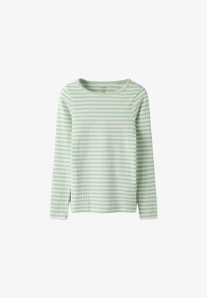 Grün-weiß gestreiftes Langarmshirt mit rundem Halsausschnitt. Es verfügt über eine gerippte Struktur und Seitenschlitze am Saum für mehr Bewegungsfreiheit.