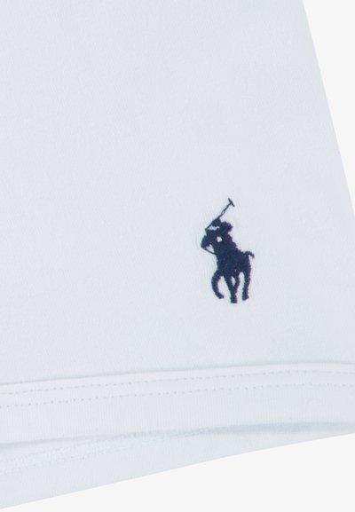 Camisa polo de algodón blanca con un logo de caballo bordado en azul marino en la parte izquierda del pecho, con cuello acanalado y dobladillo recto.