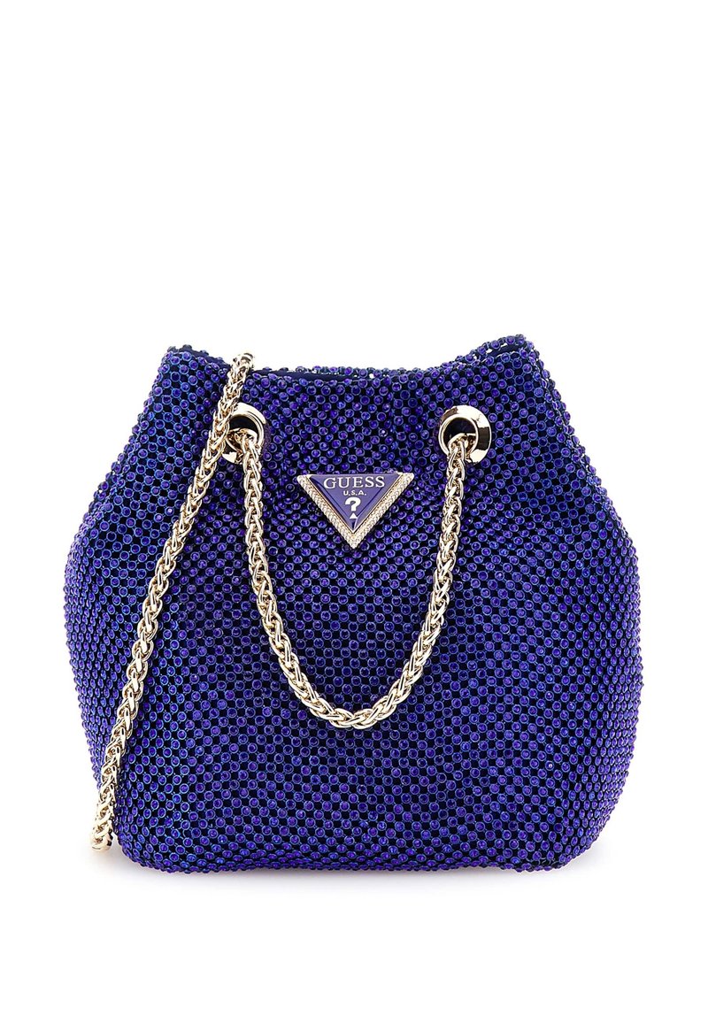 Sac seau orné de strass violets avec une chaîne en métal doré et une plaque logo à l'avant. Surface douce et texturée avec une forme arrondie.