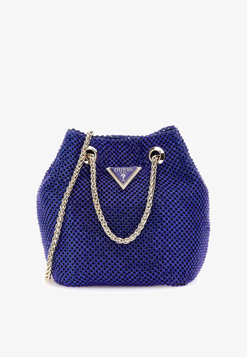 Sac seau orné de strass violets avec une chaîne en métal doré et une plaque logo à l'avant. Surface douce et texturée avec une forme arrondie.