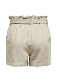 Shorts en lin de couleur beige clair avec une ceinture froncée et une coupe décontractée, ourlets retournés et coutures minimales pour un look épuré.