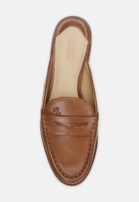 Sandalho de couro castanho com costuras e logótipo "RL" estampado no peito do pé, palmilha bege com a insígnia "Lauren Ralph Lauren".