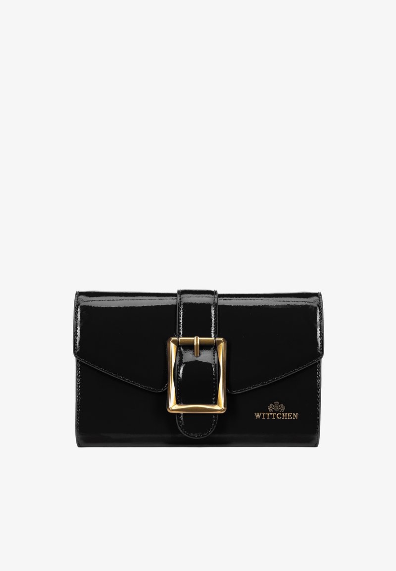 Portafoglio in pelle verniciata nera con chiusura a fibbia dorata, logo in rilievo e design della patta strutturato. Finitura liscia e lucida.