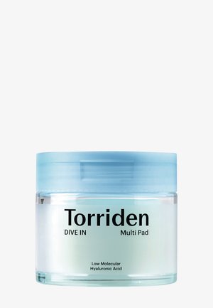 Conteneur Multi Pad Torriden DIVE IN, rond, transparent avec un couvercle bleu clair. Comprend un texte noir sur une étiquette blanche avec les détails du produit à la base.