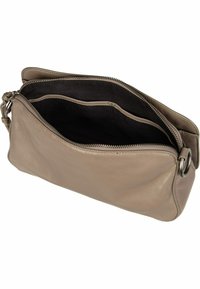 Geldbörse aus Leder in weichem Taupe mit einem Reißverschluss. Das Innere verfügt über zwei Fächer, die mit schwarzem Stoff ausgekleidet sind. Akzente aus Silberton-Hardware.