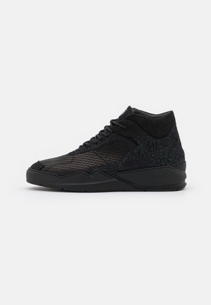 Baskets montantes noires avec panneaux latéraux texturés et à motifs, lacets noirs et semelle épaisse, vues de profil extérieur sur un fond uni.