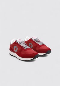 Zapatillas deportivas rojas con detalles grises, con un diseño sólido, suela de goma, cuello acolchado y cordones grises contrastantes.