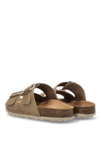 Sandalias de ante marrón de tiras deslizantes con dos correas ajustables de hebilla metálica y plantillas de corcho sobre suelas de goma beige.