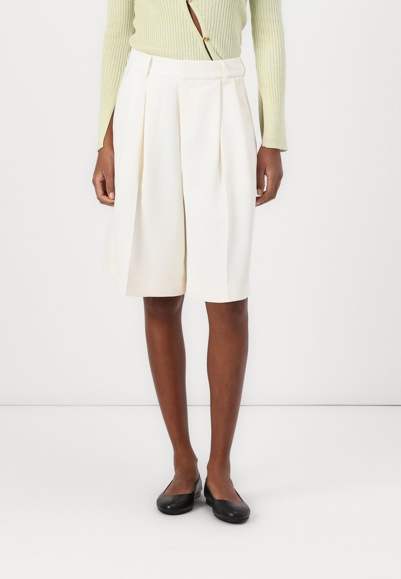 Good American Short - cloud white