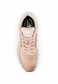 Helle rosa Sneaker mit einem Obermaterial aus Synthetik, Schnürverschluss und schwarzer Innensohle. Verfügt über silberne Akzente und ein rundes Zehendesign.