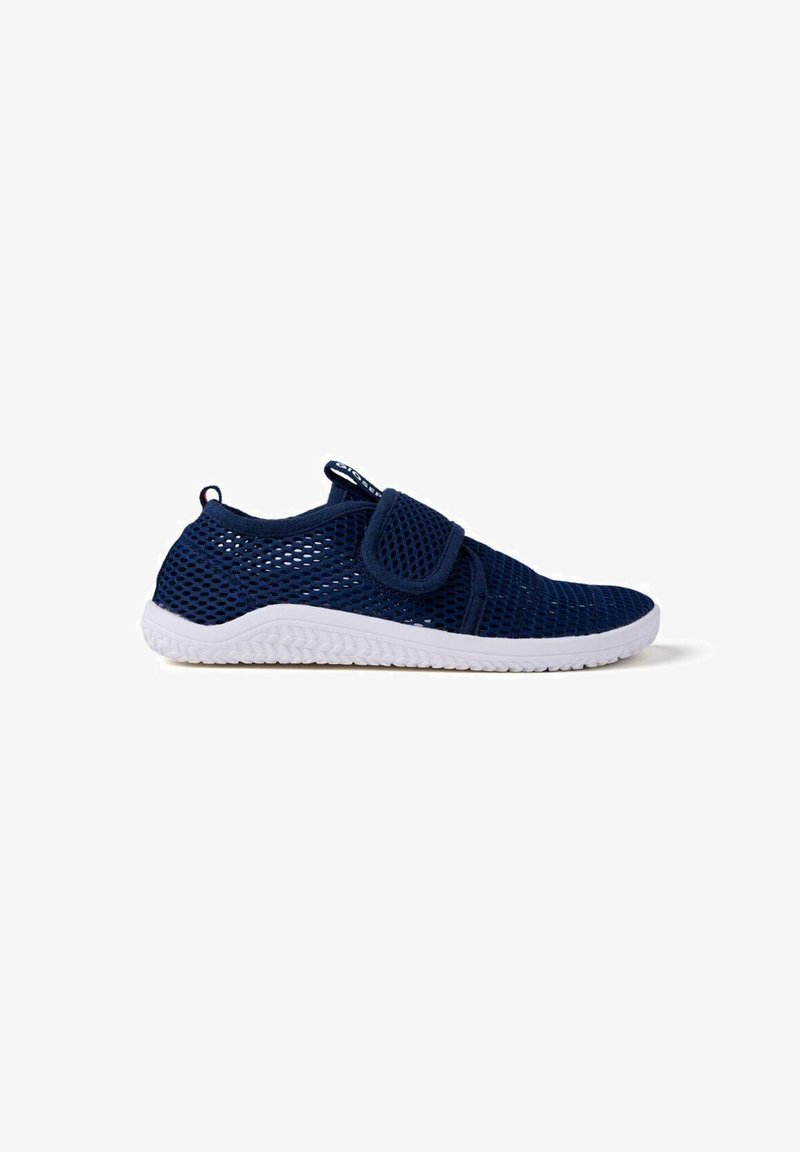 Scarpe slip-on in rete blu navy con cinturino in Velcro, suola in gomma bianca e tomaia texturizzata per la traspirabilità. Ideali per un abbigliamento casual.