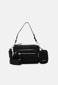 Schwarze Nylon-Crossbody-Tasche mit mehreren Reißverschlussfächern, verstellbarem Tragegurt und einem kleinen abnehmbaren Beutel. Strukturierte Oberfläche und Logo-Detail.