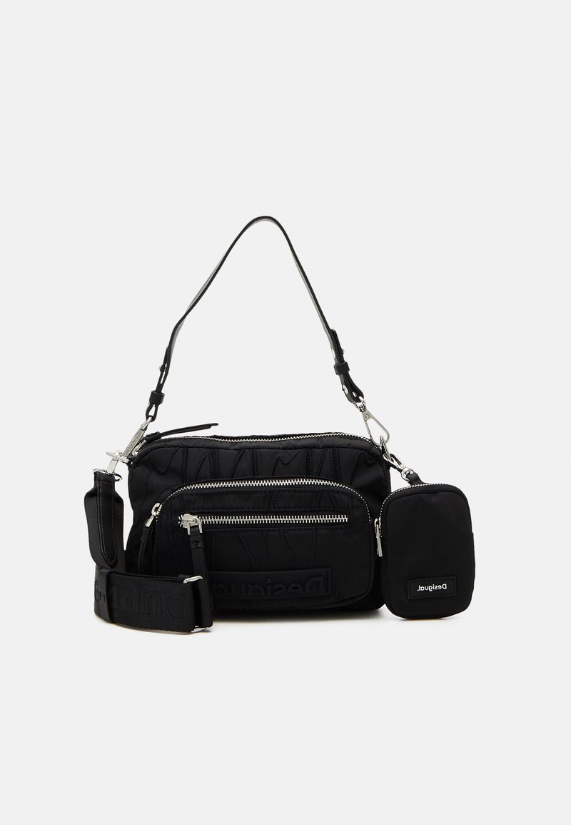 Schwarze Nylon-Crossbody-Tasche mit mehreren Reißverschlussfächern, verstellbarem Tragegurt und einem kleinen abnehmbaren Beutel. Strukturierte Oberfläche und Logo-Detail.