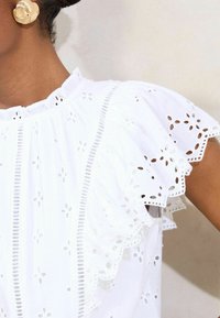 Lipsy REGULAR FIT - BRODERIE RUFFLE - Pusero - white