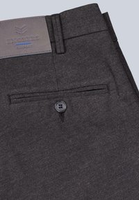 Dunkelgraue Hose aus strukturiertem Stoff, mit Frontknopf, Seitentasche und einem Lederetikett mit Prägung "Engbers Germany".