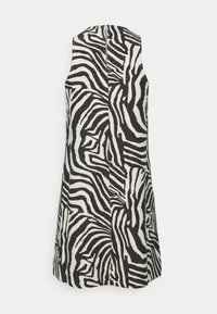 Robe sans manches avec un col montant présentant un motif rayé zèbre noir et blanc couvrant tout le tissu.