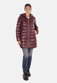 Giubbotto puffo bordeaux con cappuccio, dotato di zip frontale e design a righe verticali. I materiali sembrano lucidi con una texture liscia.