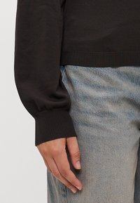 Vero Moda Tall VMMERCURY HIGHNECK  - Neule - chocolate torte