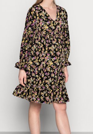 Schwarzes Blumenkleid mit V-Ausschnitt, langen Ärmeln mit Rüschensäumen und einem ausgestellten Saum. Muster in lila, gelben und grünen Farbtönen.