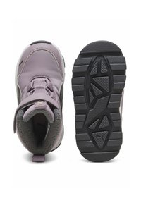 Børnesko i lys lilla, lavet af syntetisk materiale med en blød foring. Har en Velcro-rem, robust sort gummisål med skridmønster.