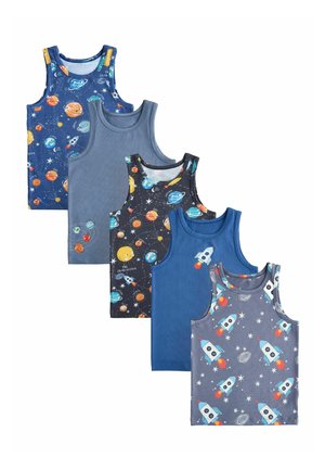 Öt gyerek ujjatlan póló kék és szürke árnyalatokban, űr témájú mintákkal: bolygók, űrhajók és csillagok.