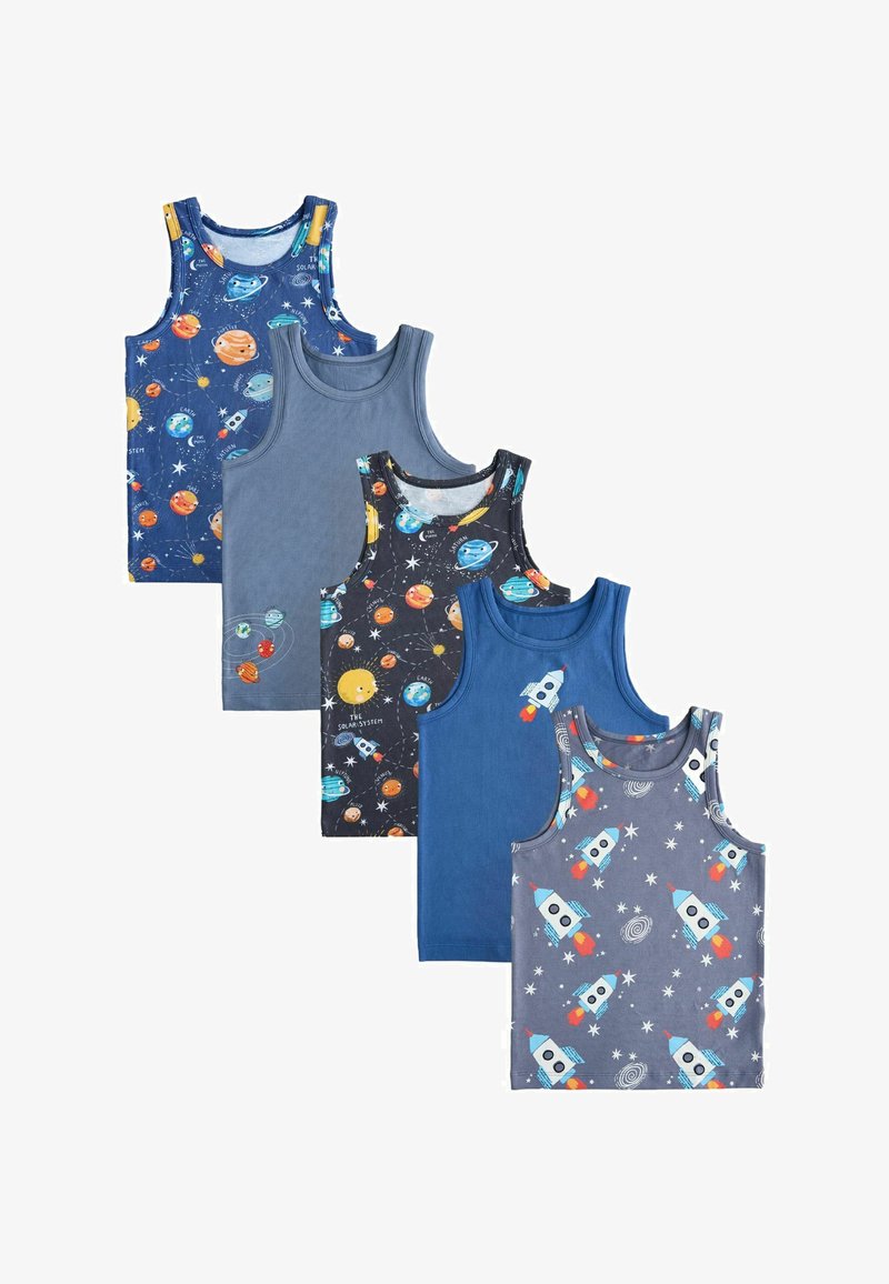 Cinq débardeurs pour enfants en tons bleus et gris, avec des motifs sur le thème de l'espace avec des planètes, des fusées et des étoiles.