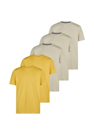 Set di cinque t-shirt girocollo semplici, tre beige e due giallo senape, disposte in file sovrapposte su uno sfondo bianco.