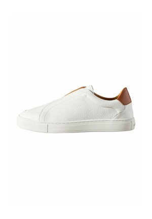 Biela slip-on teniska s textúrovanou kožou a hnedou koženou pätou, plochá gumová podrážka a minimalistický dizajn zobrazený zboku.