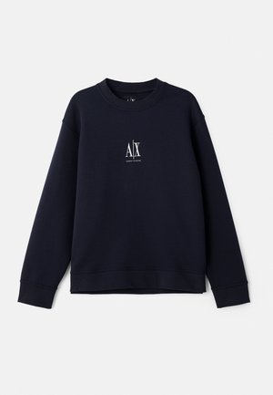 Marineblå sweatshirt lavet af blødt bomuld med rund halsudskæring, lange ærmer og et lille hvidt logo på brystet.