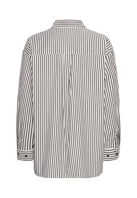 Melns un balts svītrains krekls ar apkakli, garām piedurknēm un pogām aizdarāmiem aprocēm; tam ir vaļējs siluets un aizmugures krokas detaļas.