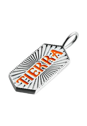 Colgante rectangular de plata con un patrón de rayos de sol y la palabra "Tierra" en letras naranjas y en negrita.
