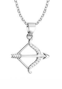 Silverpendant i form av en pilbåge, med en texturerad design på bågen och gnistrande detaljer längs ena sidan. Kedja ingår.