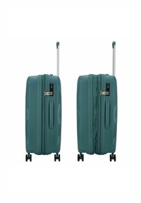 Dos maletas rígidas de color azul verdoso con asas extensibles, cuatro ruedas y cierres de combinación, mostradas completamente cerradas y parcialmente expandidas.