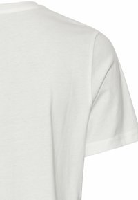 Hvid bomulds T-shirt med en klassisk rund halsudskæring, korte ærmer og en glat, blød tekstur med et enkelt design.